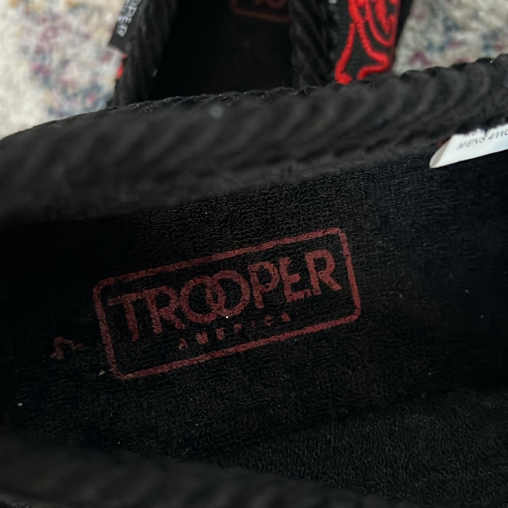 LIKE NEW Trooper America Unisex Bandana Paisley Slip On Shoes BLACK/RED M4/W6 - Picture 5 of 9